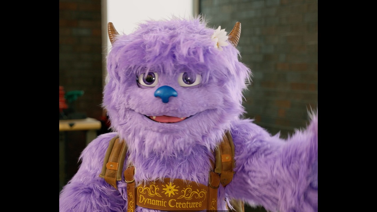 Hugo, personaje robótico morado de Dynamic Creatures, en su presentación oficial.